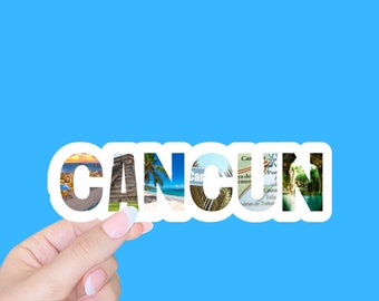 Op de afbeelding: Een witte sticker met het woord "CANCUN" in hoofdletters, waarbij elke letter gevuld is met een andere afbeelding van Cancun, Mexico. De sticker wordt door een hand vastgehouden tegen een helderblauwe achtergrond.
