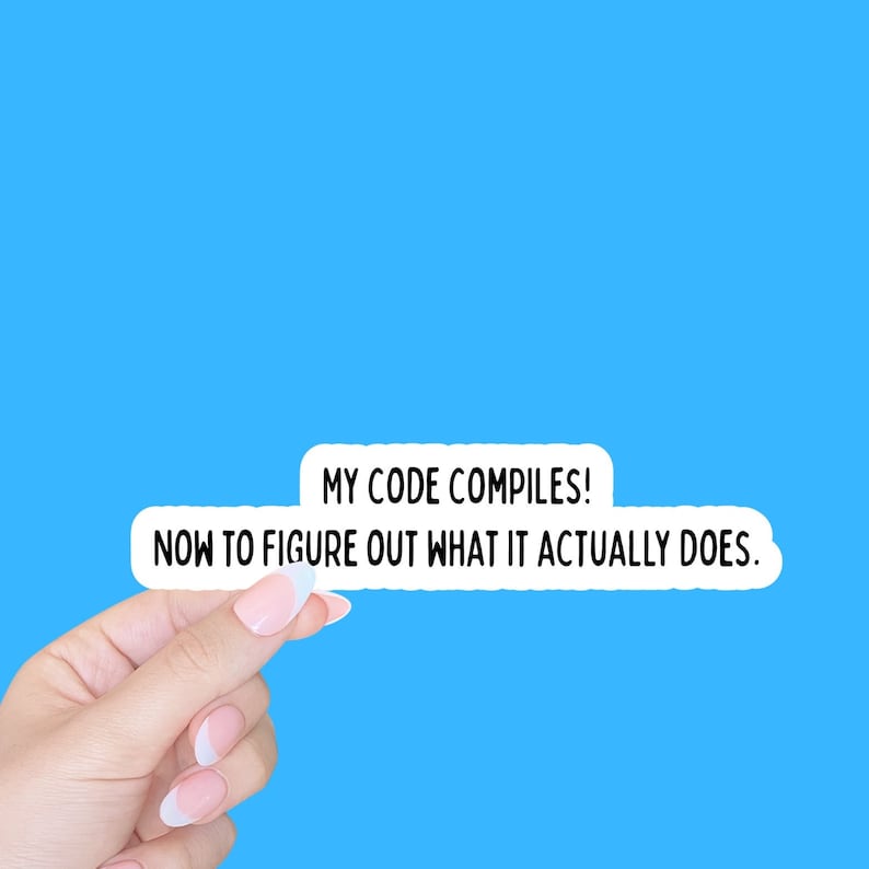 K&ouml;nnte beinhalten: Ein wei&szlig;er Aufkleber mit schwarzem Text, der lautet: "Mein Code kompiliert! Jetzt muss ich herausfinden, was er eigentlich tut."