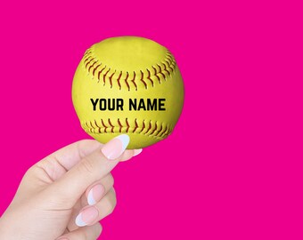 Może przedstawiać: Żółta piłka do softballa z czerwonymi szwami i nadrukiem "YOUR NAME".