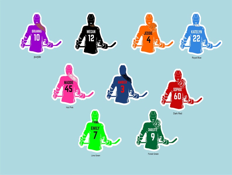 K&ouml;nnte beinhalten: Acht Hockeyspieler-Aufkleber mit verschiedenen Namen und Nummern. Die Aufkleber sind in verschiedenen Farben, darunter Lila, Schwarz, Orange, K&ouml;nigsblau, Pink, Dunkelblau, Dunkelrot, Limettengr&uuml;n und Waldgr&uuml;n.