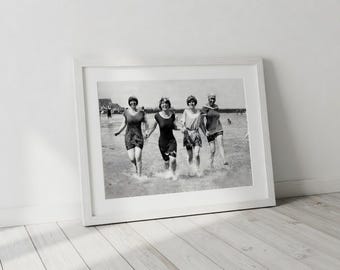1920s Beach Print – Vintage Women's Fashion, Black and White Photo