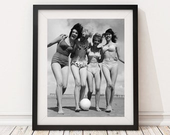 Vintage-Foto - 1960 Frauen am Strand Badeanzugmode - Fotografie, Schwarz-Weiß, Wandkunst, Inneneinrichtung, Strandkunst, Fitnessstudio-Kunst