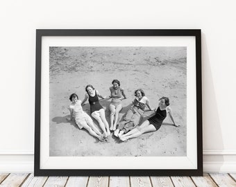 Vintage-Foto - 1950er Jahre Frauen am Strand in Badeanzügen - Fotografie, Schwarz-Weiß, Wandkunst, Barkunst, Dekor, Druck