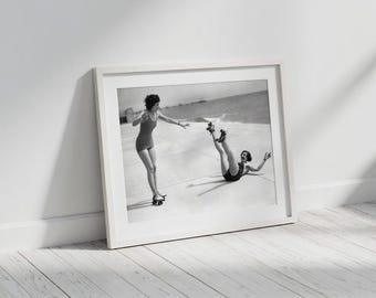 Stampa fotografica di pattinaggio a rotelle sulla spiaggia degli anni '50 - Arte murale vintage in bianco e nero