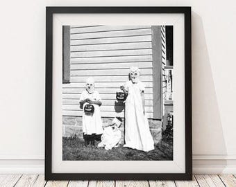 Vintage Halloween Geist Kostüm Fotodruck - Gruselige Schwarz-Weiße Wandkunst