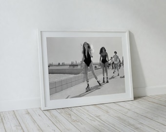 Stampa di pattinaggio a rotelle anni '70 - Foto vintage in bianco e nero della spiaggia