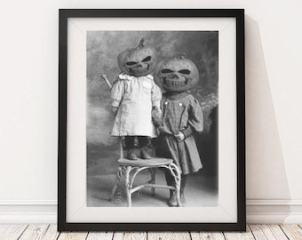 Vintage Halloween Poster – Gruselige Kinder, Kürbis-Kostüm Fotografie