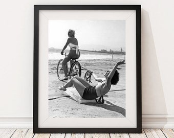 Photo vintage - femmes des années 50 faisant du vélo et du surf sur la plage - photographie, noir et blanc, art mural, art de bar, décoration, impression