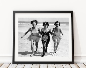 1920s Beach Print – Vintage Women's Fashion, Black & White Photography