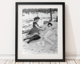 1920s Beach Print – Vintage Women's Fashion, Black and White Photography