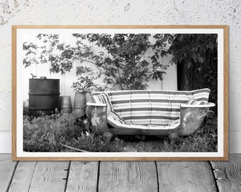 Photo vintage - baignoire sur pattes à l'extérieur dans un champ - photographie, noir et blanc, art mural, décoration d'intérieur, impression
