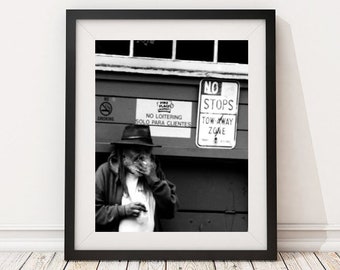 Photo vintage - homme qui fume dans l'allié sous le panneau d'interdiction de fumer - photographie, noir et blanc, art mural, décoration d'intérieur, impression