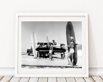 Foto vintage degli anni '60 di una spiaggia per surfisti – Stampa artistica da parete con immagini di moda femminile