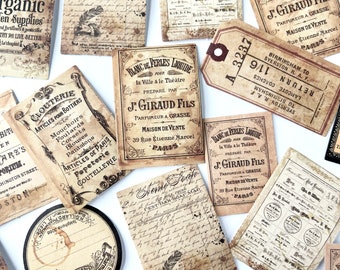 Könnte beinhalten: Vintage-Papier-Ephemera mit Text in Französisch und Englisch. Das Papier ist gealtert und hat einen abgenutzten Look. Der Text enthält die Wörter "Blanc de Perles Liquide", "J. Giraud Fils", "Parfumeur a Grasse", "Maison de Vente", "39 Rue Etienne Marcel", "Paris", "Clotuerie", "Articles pour Bottiers", "Mouchoirs", "Foulards", "Corsets", "Blouses", "Pantalons", "Articles de Paris", "Papeterie", "Coutellerie", "Rückkehr", "Birmingham nach Syerston R.A.F.", "19/11", "Lamcote Coaches", "Nach Birmingham", "Syerston R.A.F.", "Home Seafo", "Fest Bar Soap Mad", "A 3237".