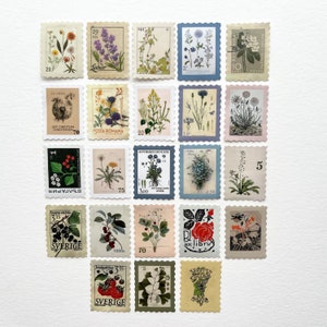 K&ouml;nnte beinhalten: Eine Sammlung von Vintage-Briefmarken mit verschiedenen Blumenmotiven. Die Briefmarken sind in verschiedenen Farben und Gr&ouml;&szlig;en und einige haben Text darauf, wie "20", "70", "3,00", "2,50", "1000k", "70", "335", "5", "10", "29", "USA", "Laveno", "35", "POSTA ROMANA", "20", "16", "75", "ASTER", "Svarta vinb&auml;r", "SVERIGE", "Jordgubbar", "SVERIGE", "xlibri", "POSTA", "EXLIENS", "LEIF CHRISTIAN", "CHRISTENSEN", "201", "29", "USA", "Laveno", "35", "POSTA ROMANA", "20", "16", "75", "ASTER", "2,50", "5".