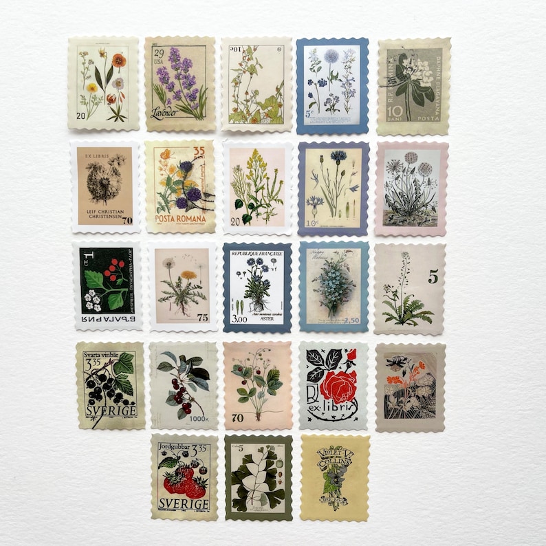 K&ouml;nnte beinhalten: Eine Sammlung von Vintage-Briefmarken mit verschiedenen Blumenmotiven. Die Briefmarken sind in verschiedenen Farben und Gr&ouml;&szlig;en und einige haben Text darauf, wie "20", "70", "3,00", "2,50", "1000k", "70", "335", "5", "10", "29", "USA", "Laveno", "35", "POSTA ROMANA", "20", "16", "75", "ASTER", "Svarta vinb&auml;r", "SVERIGE", "Jordgubbar", "SVERIGE", "xlibri", "POSTA", "EXLIENS", "LEIF CHRISTIAN", "CHRISTENSEN", "201", "29", "USA", "Laveno", "35", "POSTA ROMANA", "20", "16", "75", "ASTER", "2,50", "5".