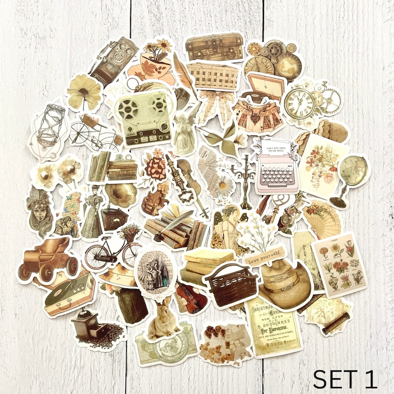 Op de afbeelding: Een set vintage stickers met verschillende illustraties, waaronder een typemachine, een fiets, een globe, een boek, een konijn, een vogel, een bloem, een klok, een koffer, een mand, een muziekinstrument en een kompas. De stickers zijn gedrukt op wit papier met een cr&egrave;mekleurige achtergrond.