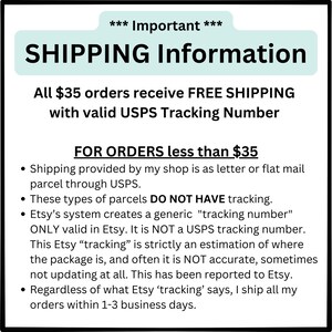 K&ouml;nnte beinhalten: Ein wei&szlig;er Textkasten mit schwarzem Text, der Versandinformationen f&uuml;r Bestellungen unter 35 $ beschreibt. Der Text erkl&auml;rt, dass Bestellungen unter 35 $ per Brief oder flachem Paket &uuml;ber USPS versandt werden und keine Sendungsverfolgung haben. Der Text erkl&auml;rt auch, dass das System von Etsy eine generische Sendungsverfolgungsnummer erstellt, die nur bei Etsy g&uuml;ltig ist und keine USPS-Sendungsverfolgungsnummer ist. Der Text besagt, dass diese Etsy-Sendungsverfolgung eine Sch&auml;tzung des Standorts des Pakets ist und nicht immer korrekt ist. Der Text besagt auch, dass unabh&auml;ngig davon, was die Etsy-Sendungsverfolgung angibt, alle Bestellungen innerhalb von 1-3 Werktagen versandt werden.