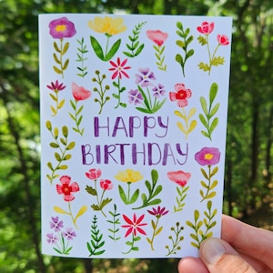 Tarjeta de cumpleaños con flores de acuarela, tarjeta de cumpleaños floral ilustrada, tarjeta de cumpleaños para una amiga, tarjeta floral morada para una niña, tarjeta de cumpleaños pintada.