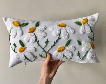 Capa de almofada artesanal com estampa de margaridas e agulhas perfuradas: almofada de linho tufada