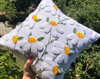 Handmade Punch Needle Daisy Pillow Cover: Tufted Linen Cushion (40cm)