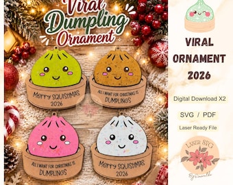Könnte beinhalten: Vier hölzerne Dumpling-Ornamente in Bambusdämpfern in Grün, Braun, Pink und Weiß mit lächelnden Gesichtern. Der Text umfasst Merry SQUISHMAS 2026 und ALL I WANT FOR CHRISTMAS IS DUMPLINGS. Dies ist eine digitale Download-Datei für den Laserschnitt.