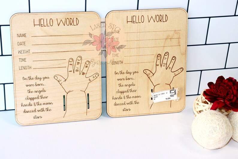 Pu&ograve; includere: Due targhe in legno con il testo "Hello World" inciso su di esse. Ogni targa ha uno spazio per il nome, la data, il peso, l'ora e la lunghezza di un bambino. Le targhe presentano anche un contorno di impronta di mano e una dolce poesia sugli angeli che battono le mani e la luna che balla con le stelle.