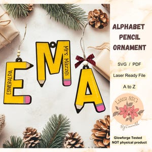 Peut inclure: Ornements de lettres de l'alphabet en forme de crayon jaune épelant "EMA" et la lettre "A". La lettre "E" porte le nom "Esmeralda". La lettre "M" porte le nom "Mrs. Mazzei". Fichiers prêts pour la découpe laser.