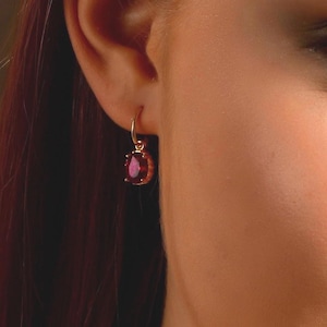 Silber Teardrop Rubin Creolen, 24K Vergoldet Juli Birthstone Huggie Creolen, Oval Cut Ruby Drop Ohrringe, Einzigartiges Schmuck Geschenk für Frauen