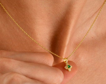 Minimalist Emerald Flower Necklace in 18K Gold, Tiny May Birthstone Floral Necklace, Gemstone Blossom Pendant, Cute Jewelry, Gift For Women