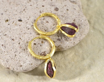 Aros de rubí en bruto genuino, pendientes colgantes con piedra de nacimiento de julio natural en oro de 24 quilates, aros de rubí en bruto auténtico, joyería hecha a mano.