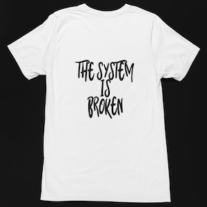 システムは壊れているTシャツ、反体制Tシャツ、社会正義グラフィックTシャツ、ミニマルでエッジの効いたシャツ、活動家へのギフト