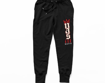 Hip-Hop-Jogginghose mit Grafikprint, braune Streetwear-Sweatpants, Vintage-Rap-inspirierte Hose, Jogginghose mit Gothic-Schriftzug, urbaner Stil