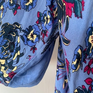 Kimono azul multicolor con estampado floral de Free People imagen 7
