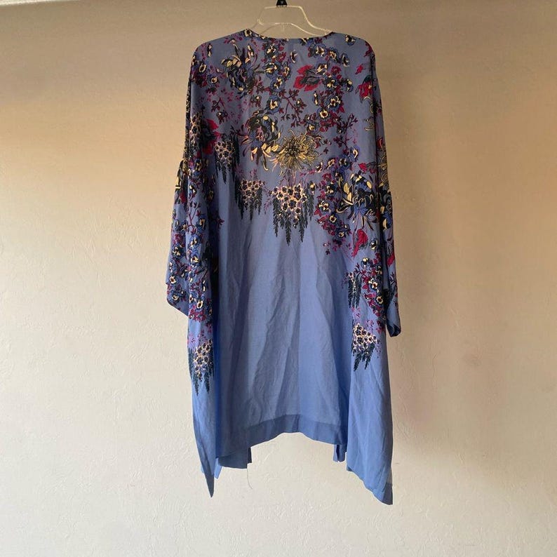 Kimono azul multicolor con estampado floral de Free People imagen 6