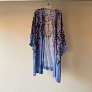 Kimono azul multicolor con estampado floral de Free People imagen 4