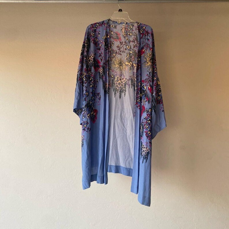 Kimono azul multicolor con estampado floral de Free People imagen 4