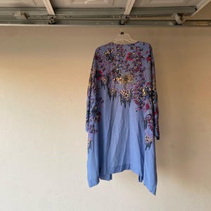 Kimono azul multicolor con estampado floral de Free People imagen 5