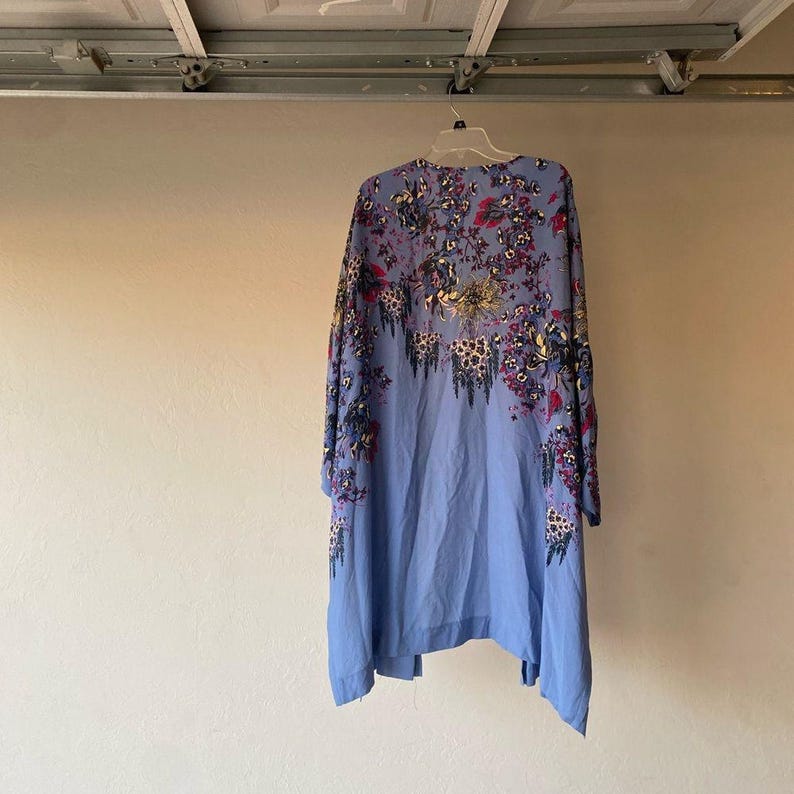 Kimono azul multicolor con estampado floral de Free People imagen 5