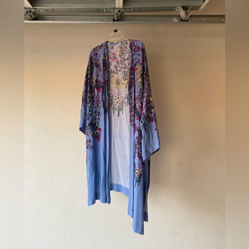 Kimono azul multicolor con estampado floral de Free People imagen 1