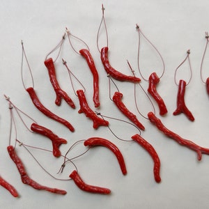 100% Natural Pulido Italiano Rojo Perforado Coral Stick Pulido Italiano Coral Rama Cabujón Rojo Coral Piedra Preciosa En Bruto Haciendo Joyería