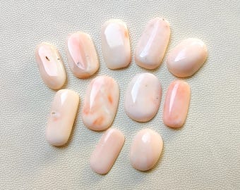Vit korall, naturlig dyrbar vit korall, rosa skuggade vita korallcabocher, vacker vit japansk korall för att tillverka smycken.