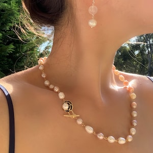 Elegante rosa und weiße Süßwasserperlenkette, mit bezauberndem Rosen Knebelverschluss, natürliche Süßwasserperle, Geschenk, Gold filled