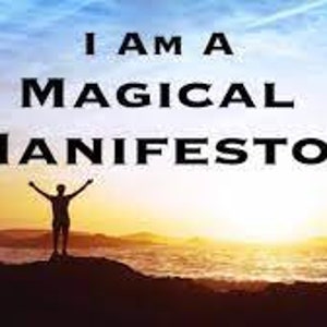 Peut inclure: Silhouette d'une personne les bras lev&eacute;s devant un ciel de coucher de soleil color&eacute; avec le texte "I AM A MAGICAL MANIFESTOR" en lettres noires.
