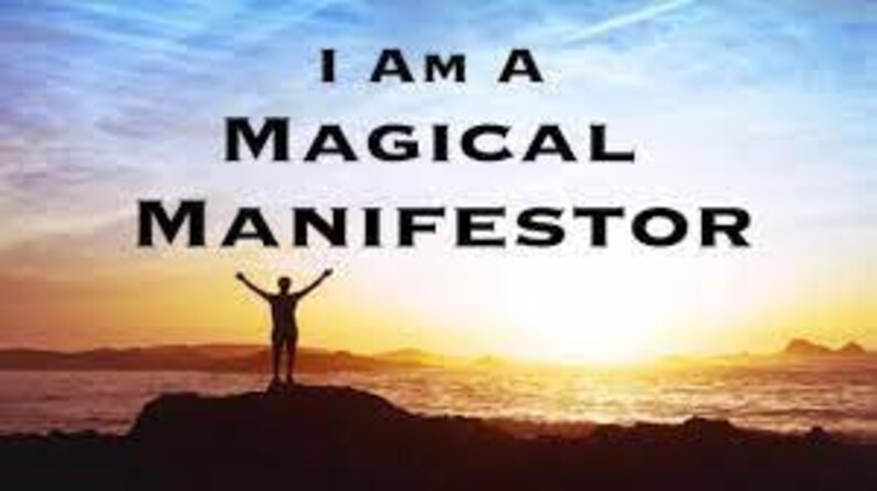 Peut inclure: Silhouette d'une personne les bras lev&eacute;s devant un ciel de coucher de soleil color&eacute; avec le texte "I AM A MAGICAL MANIFESTOR" en lettres noires.