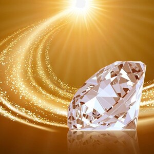 Peut inclure: Un gros diamant transparent avec de nombreuses facettes, refl&eacute;tant la lumi&egrave;re sur un fond dor&eacute;.