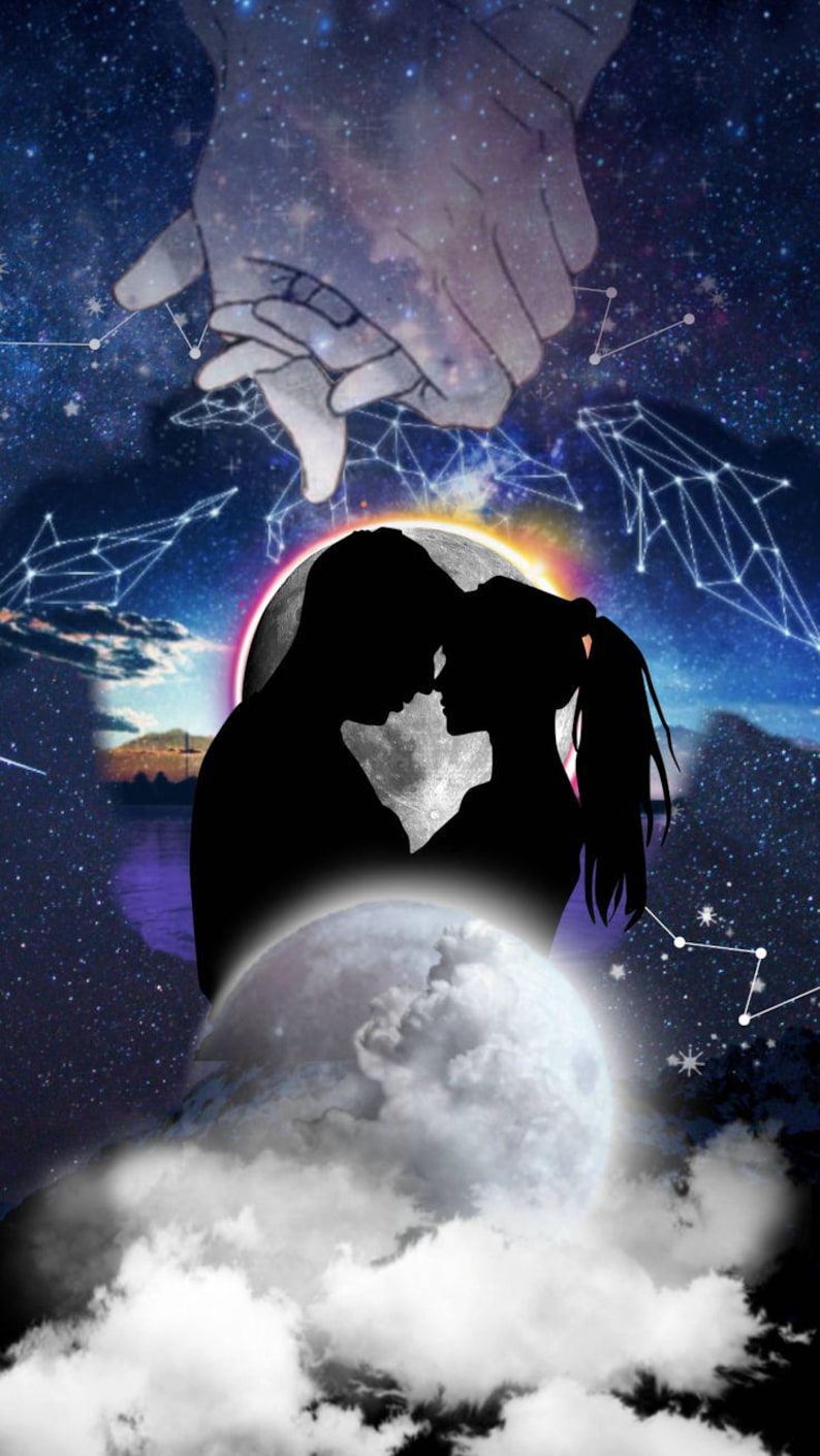 Puede incluir: Una composici&oacute;n de arte digital que muestra la silueta de dos personas frente a frente ante una gran luna. Arriba, dos manos est&aacute;n entrelazadas. El fondo es un cielo estrellado azul profundo con l&iacute;neas de constelaciones blancas y nubes.