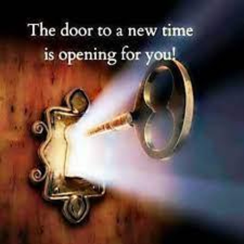 Puede incluir: Una llave antigua de metal insertada en una cerradura ornamentada sobre una superficie de madera. Una luz blanca brillante emana de la cerradura. El texto "The door to a new time is opening for you!" aparece en blanco en la parte superior.