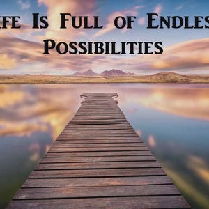Puede incluir: Un muelle de madera se extiende hacia un lago tranquilo bajo un cielo al atardecer con nubes suaves. El texto "LIFE IS FULL OF ENDLESS POSSIBILITIES" est&aacute; impreso en negro en la parte superior central. La escena presenta tonos naranja, amarillo y azul.