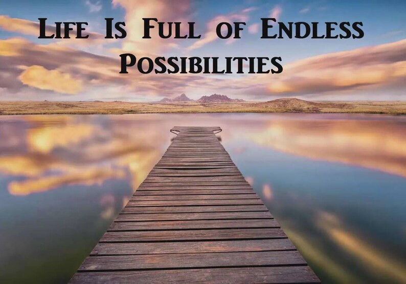 Puede incluir: Un muelle de madera se extiende hacia un lago tranquilo bajo un cielo al atardecer con nubes suaves. El texto "LIFE IS FULL OF ENDLESS POSSIBILITIES" est&aacute; impreso en negro en la parte superior central. La escena presenta tonos naranja, amarillo y azul.